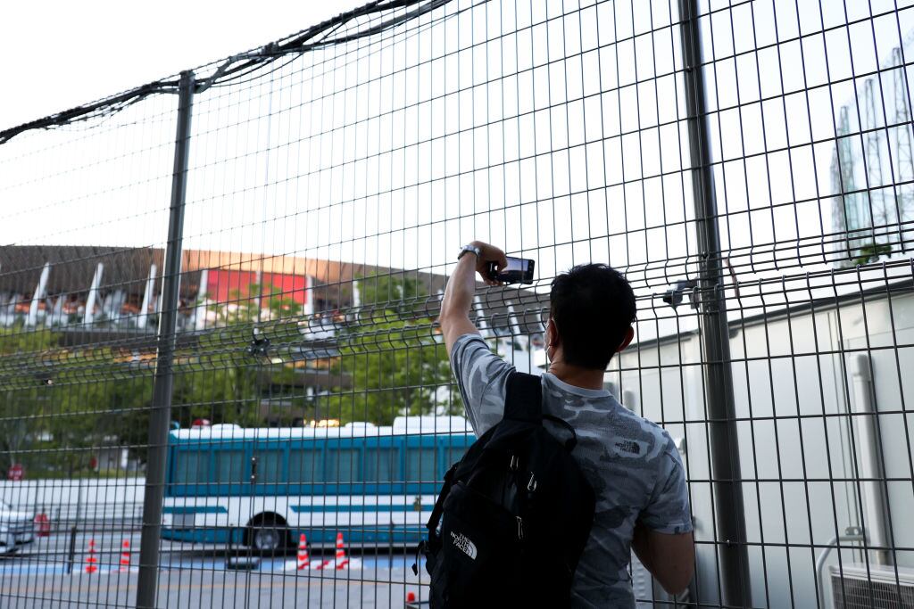 Personas se acercan al estadio de Tokio para tomar fotografías