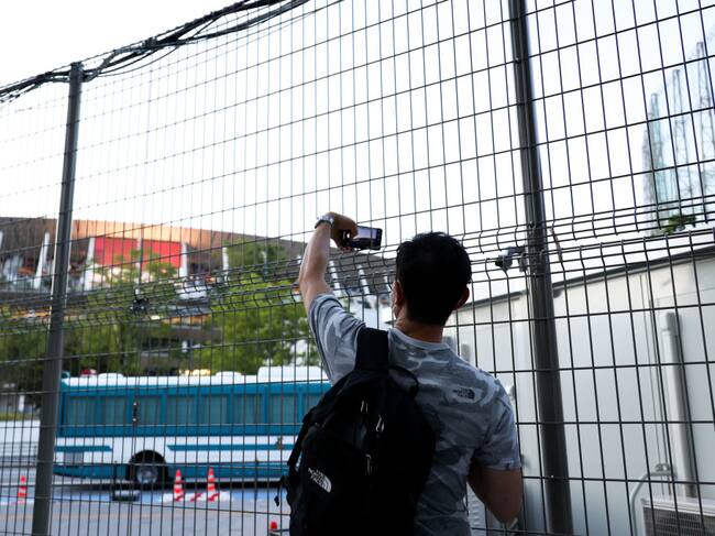 Personas se acercan al estadio de Tokio para tomar fotografías