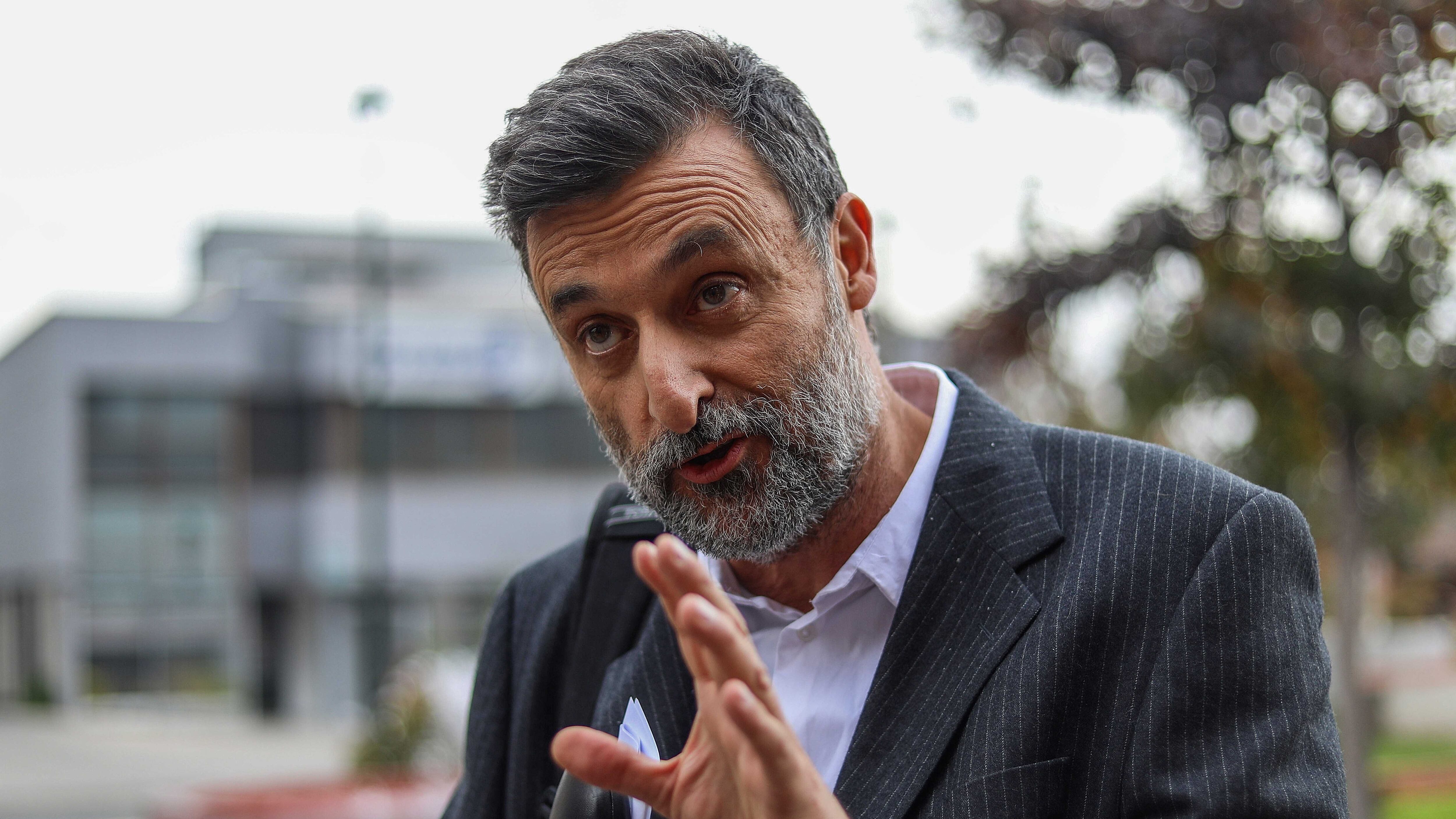 22 de mayo del 2022/SANTIAGOCristian Warnken, integrante de Amarillos por Chile lanza su primera “Alerta Roja” por el borrador constitucional, y realiza un punto de prensa en la plaza de los canales en la comuna de Providencia.
FOTO: SEBASTIAN BELTRAN GAETE/AGENCIAUNO
