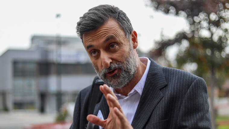22 de mayo del 2022/SANTIAGOCristian Warnken, integrante de Amarillos por Chile lanza su primera “Alerta Roja” por el borrador constitucional, y realiza un punto de prensa en la plaza de los canales en la comuna de Providencia.
FOTO: SEBASTIAN BELTRAN GAETE/AGENCIAUNO
