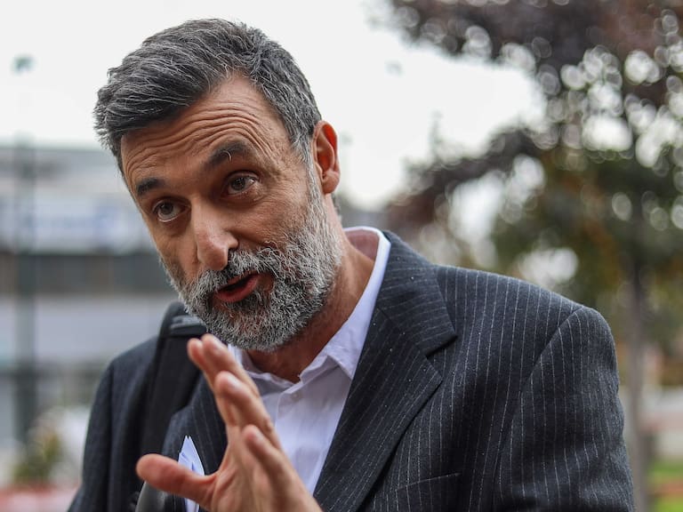 22 de mayo del 2022/SANTIAGOCristian Warnken, integrante de Amarillos por Chile lanza su primera “Alerta Roja” por el borrador constitucional, y realiza un punto de prensa en la plaza de los canales en la comuna de Providencia.
FOTO: SEBASTIAN BELTRAN GAETE/AGENCIAUNO