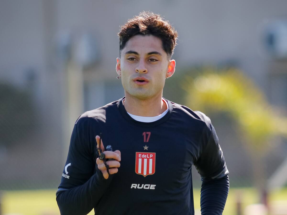Estudiantes entrega parte médico de Javier Altamirano: confirmó lesión del chileno tras accidente de tránsito