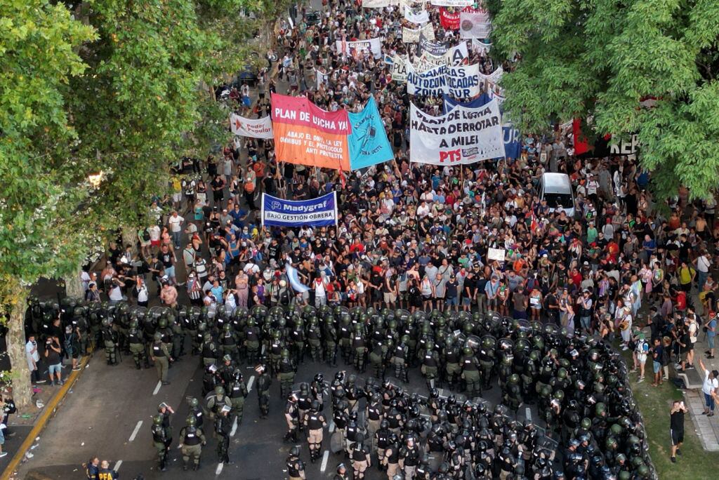 Una masiva protesta a las afueras del Congreso de Argentina en la ciudad de Buenos Aires, ante el despliegue de las fuerzas de seguridad.