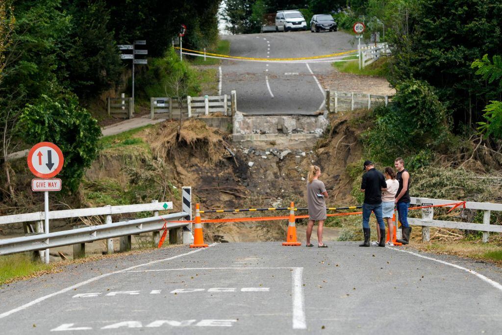 Ciclón Gabrielle destruye el puente Puketapu en Nueva Zelanda