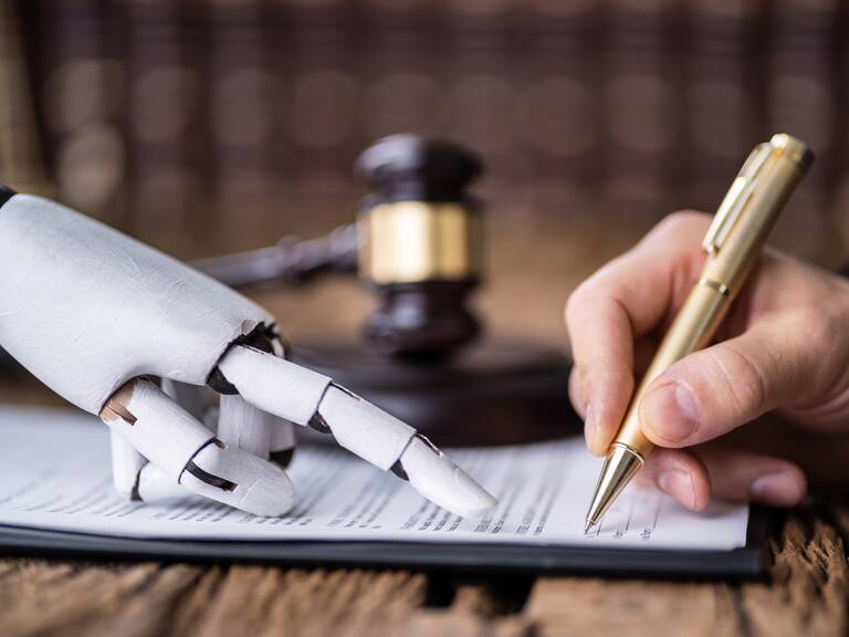 Abogado se disculpa tras presentar citas falsas generadas por IA en caso de asesinato