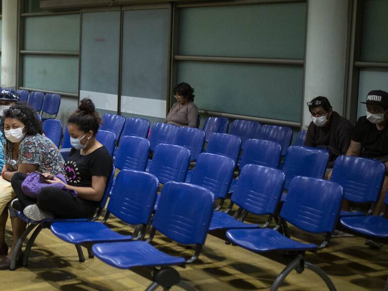 23 MARZO 2020 / ARICAGente en la sala de espera de Urgencias, aunque había poca gente esperando afuera, el hospital adentro estaba lleno
FOTO: FELIPE MUENA LLANOS /AGENCIAUNO
