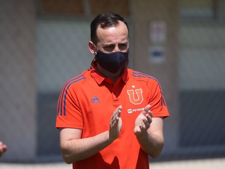 Ignacio Asenjo, gerente general de Azul Azul: "La única persona que ha presentado nombres de jugadores es Luis Roggiero"