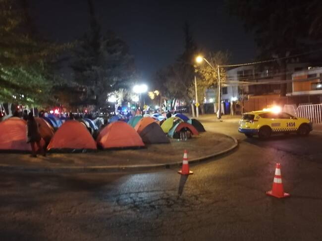 Al menos 180 personas pernoctan en las afueras del Consulado de Bolivia. Fuente: ADN.cl
