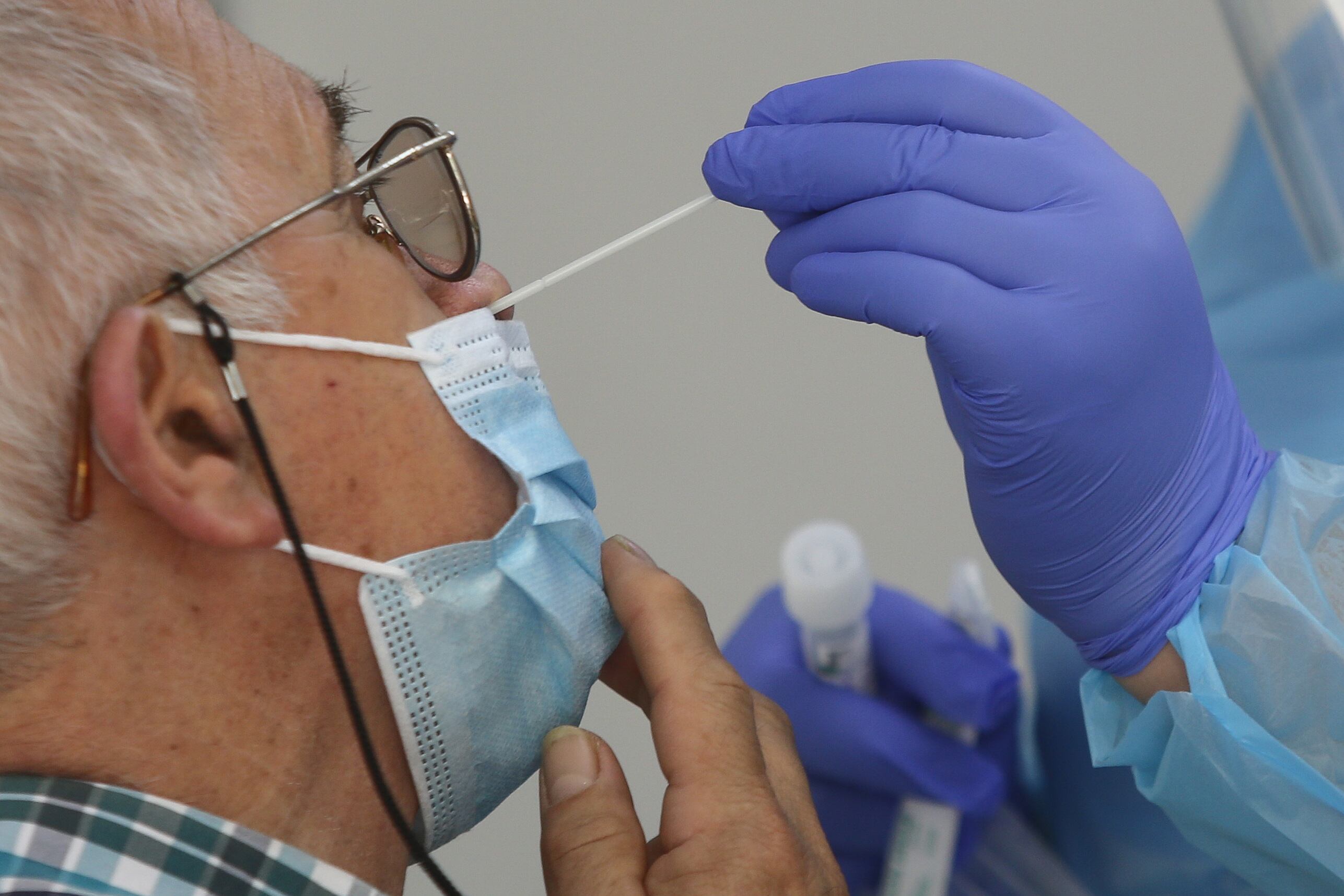 15 de ENERO de 2022/ SANTIAGOEn el Parque Forestal, el Ministerio de Salud mantiene un vehículo para Toma de Muestras PCR
La búsqueda activa de Covid-19 aumentó debido al aumento de casos de los últimos días
FOTO: DIEGO MARTIN/AGENCIAUNO