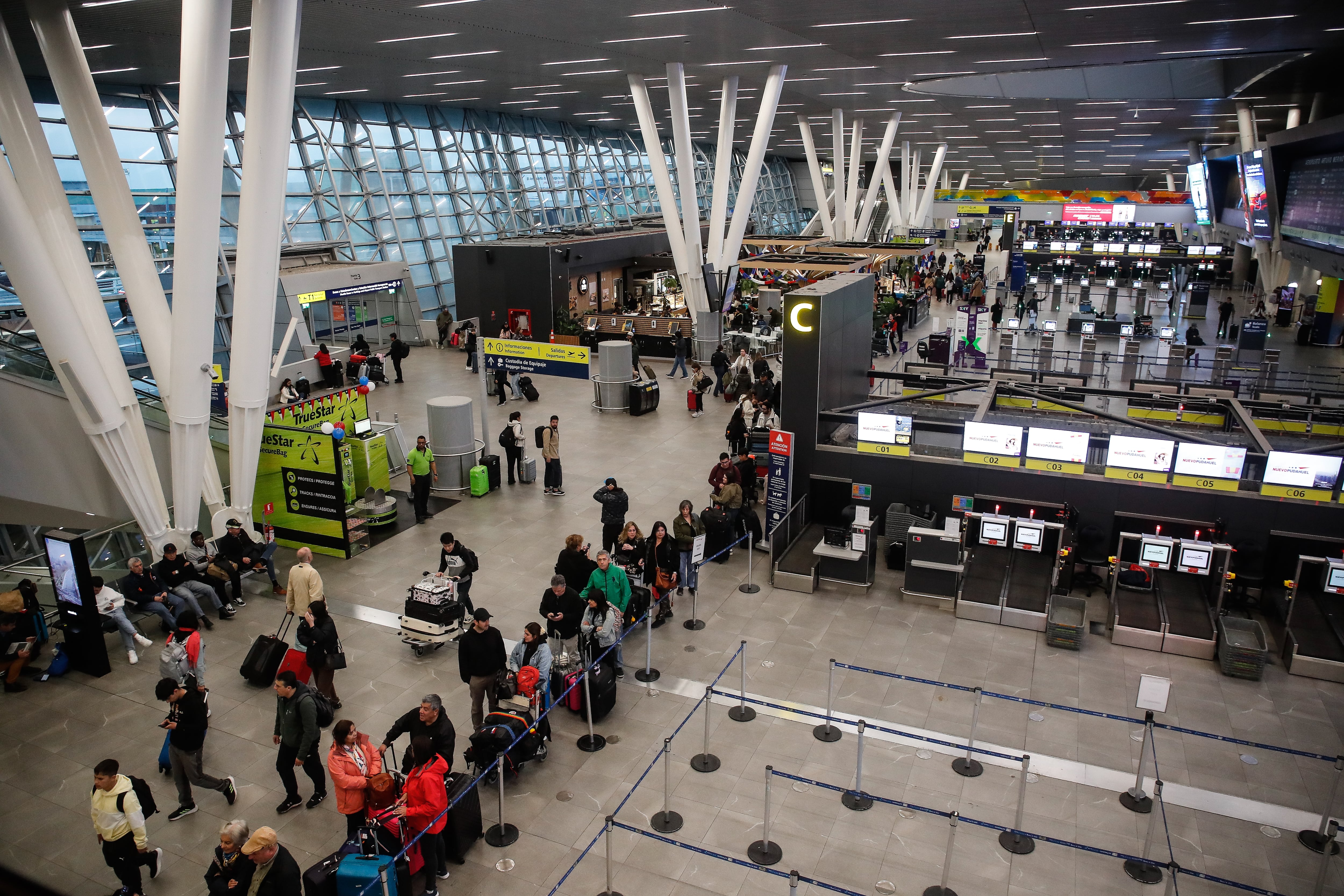 Detienen a pasajero en aeropuerto de Santiago tras anunciar que llevaba una bomba en su equipaje