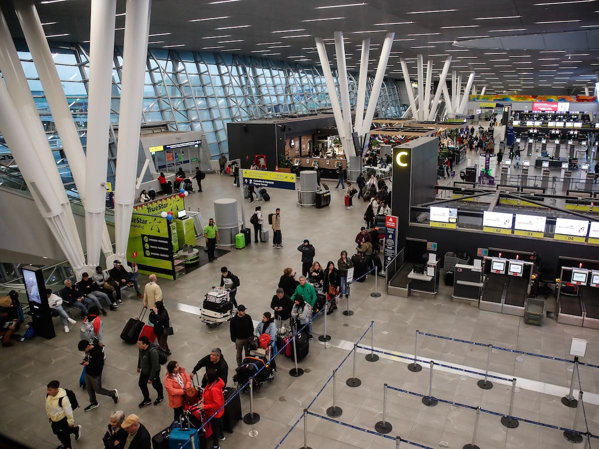 Detienen a pasajero en aeropuerto de Santiago tras anunciar que llevaba una bomba en su equipaje