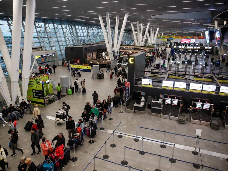 Detienen a pasajero en aeropuerto de Santiago tras anunciar que llevaba una bomba en su equipaje