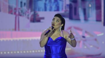 FOTOS. Con un incomprensible karaoke: Yolanda Carmín no sacó ni una risa en el Festival del Huaso de Olmué