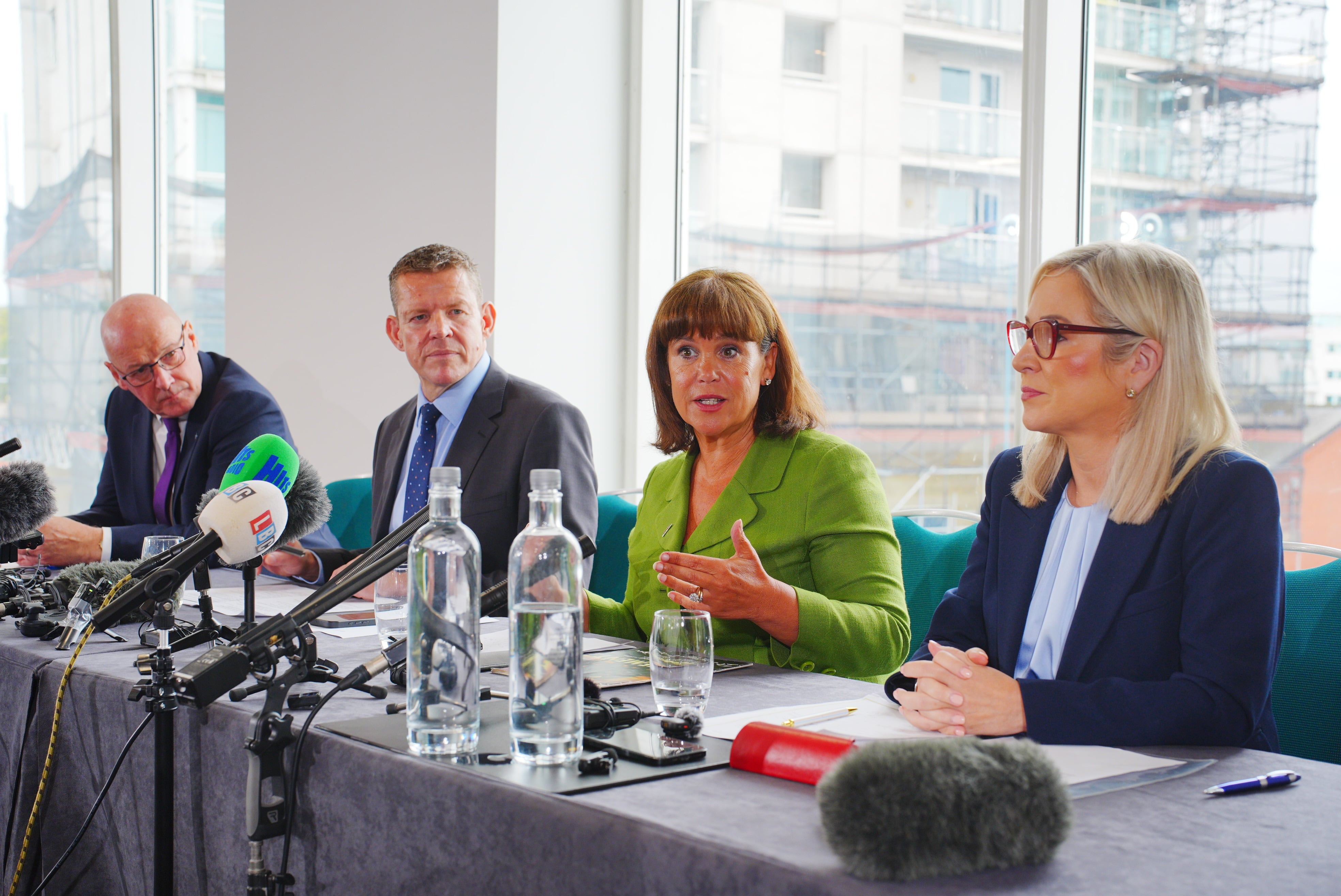 (De izquierda a derecha) el primer ministro de Escocia, John Swinney; el primer ministro de Gales, Rhun ap Iorwerth; la líder del Sinn Féin, Mary Lou McDonald; y la primera ministra de Irlanda del Norte, Michelle O’Neill, durante una reunión en el Voco St. David’s Cardiff, para abordar la “búsqueda de una actitud diferente” por parte del Gobierno del Reino Unido y el futuro de la independencia de sus respectivos países.
Fecha de la fotografía: lunes 14 de septiembre de 2026.
Foto: Ben Birchall/PA Images vía Getty Images.