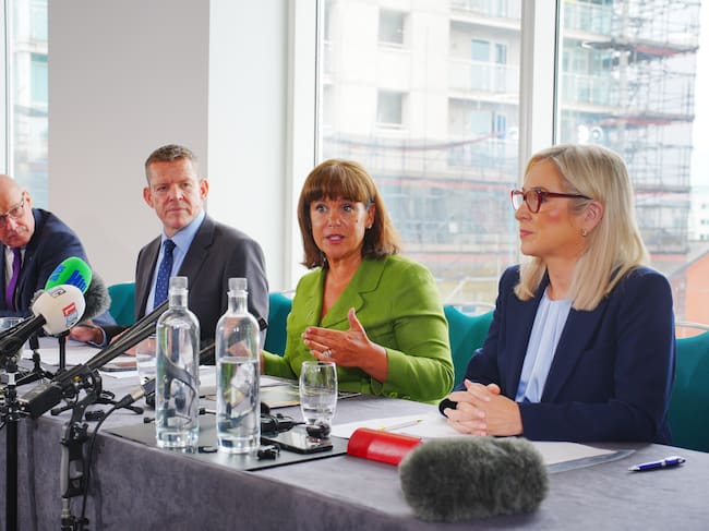 (De izquierda a derecha) el primer ministro de Escocia, John Swinney; el primer ministro de Gales, Rhun ap Iorwerth; la líder del Sinn Féin, Mary Lou McDonald; y la primera ministra de Irlanda del Norte, Michelle O’Neill, durante una reunión en el Voco St. David’s Cardiff, para abordar la “búsqueda de una actitud diferente” por parte del Gobierno del Reino Unido y el futuro de la independencia de sus respectivos países.
Fecha de la fotografía: lunes 14 de septiembre de 2026.
Foto: Ben Birchall/PA Images vía Getty Images.