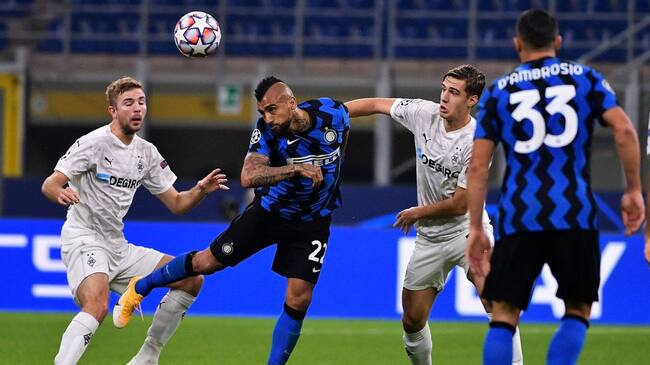 MILAN, ITALY - OCTOBER 21: (L-R) Christoph Kramer of Borussia Monchengladbach, Arturo Vidal of Inter Milan, Florian Neuhaus of Borussia Monchengladbach during the UEFA Champions League match between Internazionale v Borussia Monchengladbach at the San Siro on October 21, 2020 in Milan Italy (Photo by Mattia Ozbot/Soccrates/Getty Images)