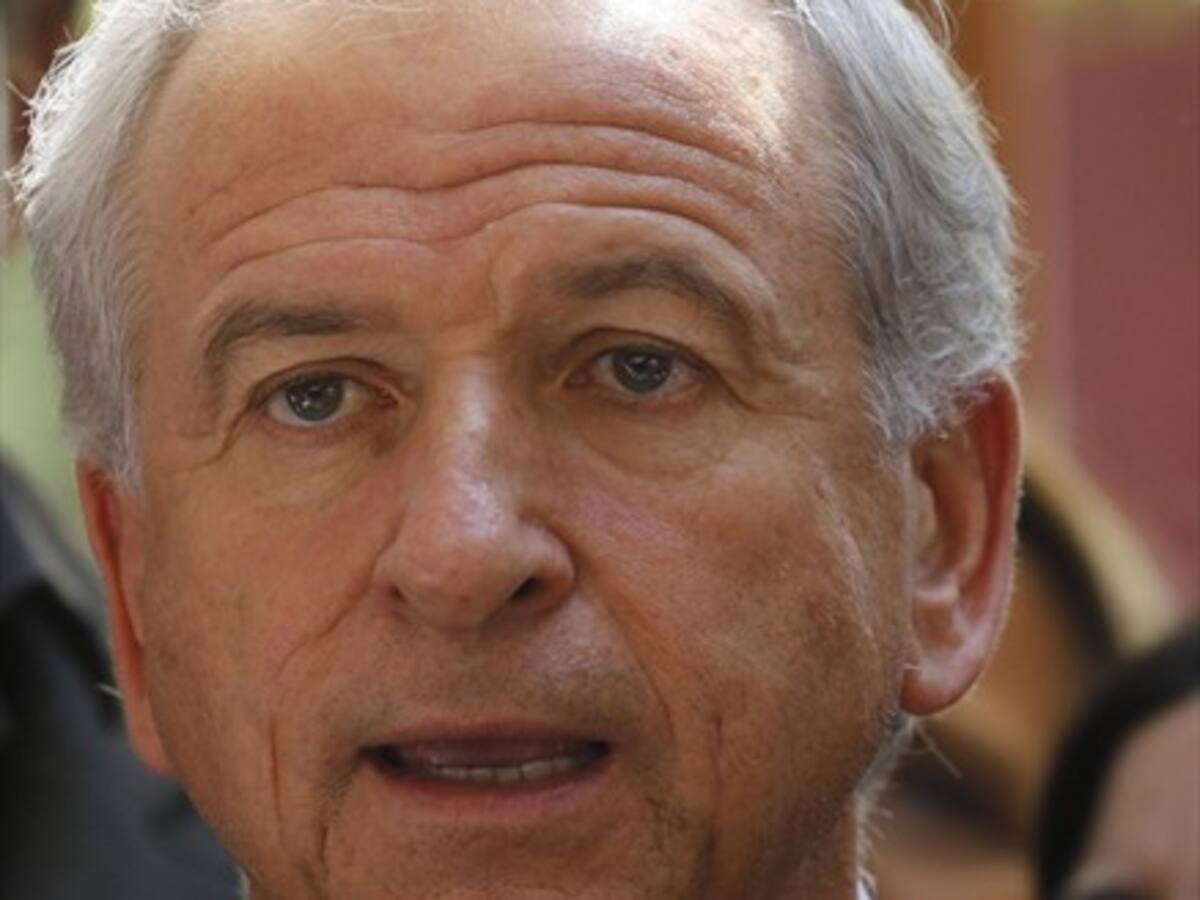 Gobierno planea ahorrar gasto fiscal con recortes en autos, honorarios y viajes