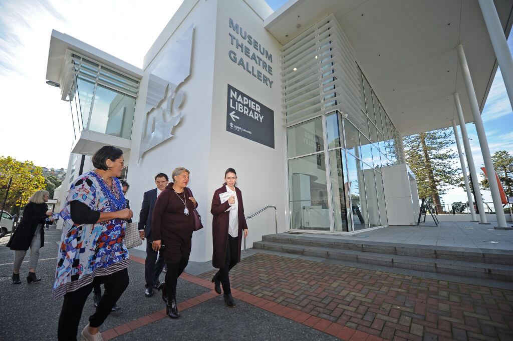 La primera ministra Jacinda Ardern visita un museo