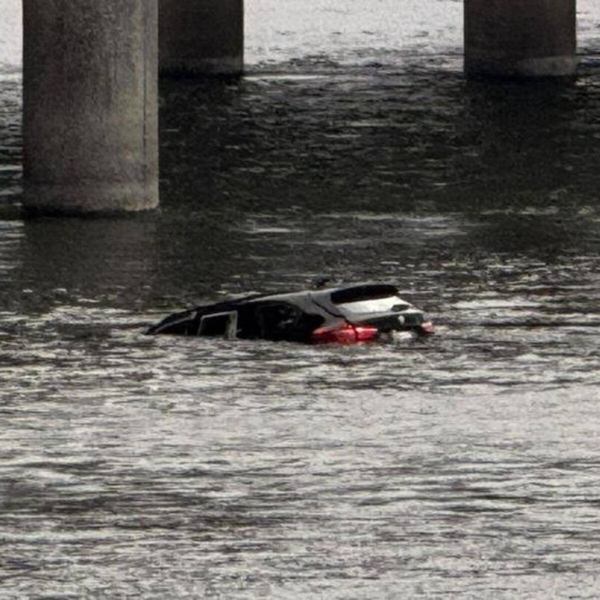 Impactante rescate en Concepción: auto cae al río Biobío desde puente Llacolén