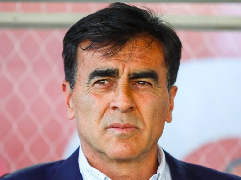 Gustavo Quinteros está entre las opciones para llegar a Independiente