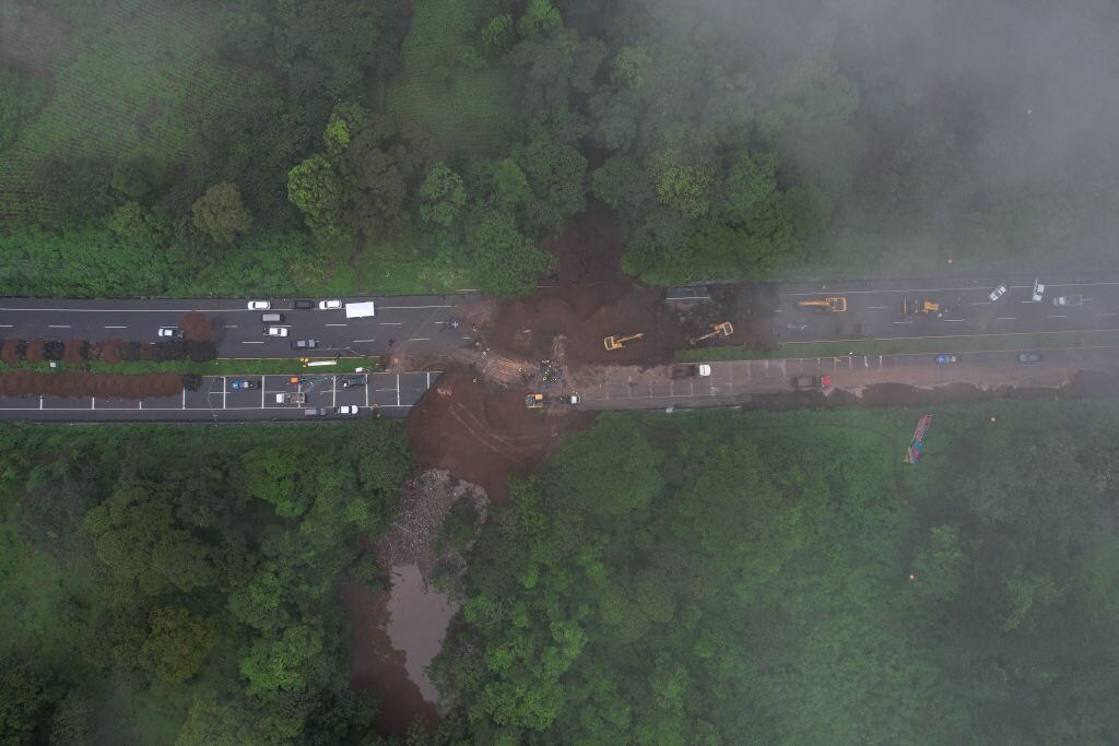 La ruta Palin-Escuintla con una grave ruptura por los efectos de las lluvias torrenciales en Guatemala.