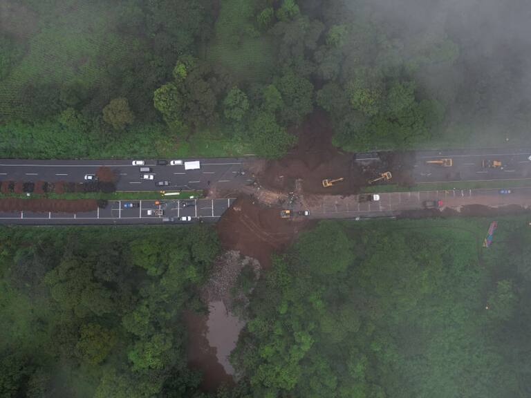 La ruta Palin-Escuintla con una grave ruptura por los efectos de las lluvias torrenciales en Guatemala.