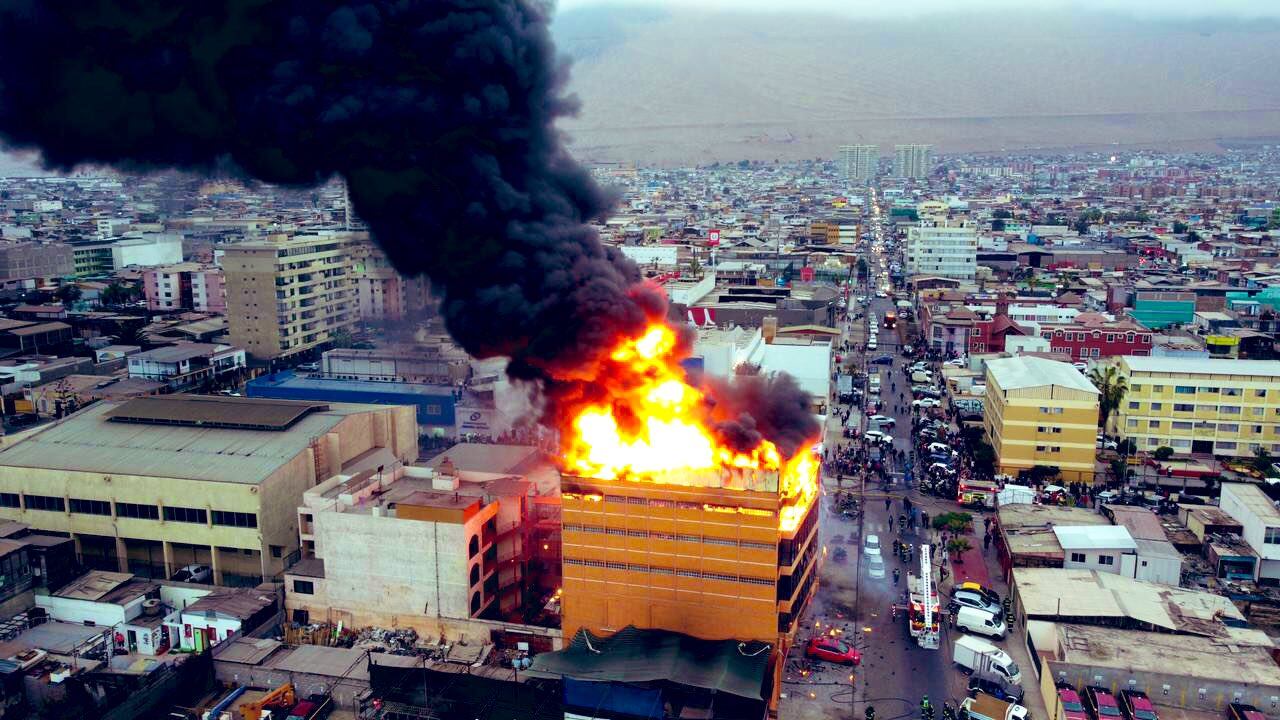 Incendio en Iquique afecta a la azotea de una fábrica de ropa industrial
