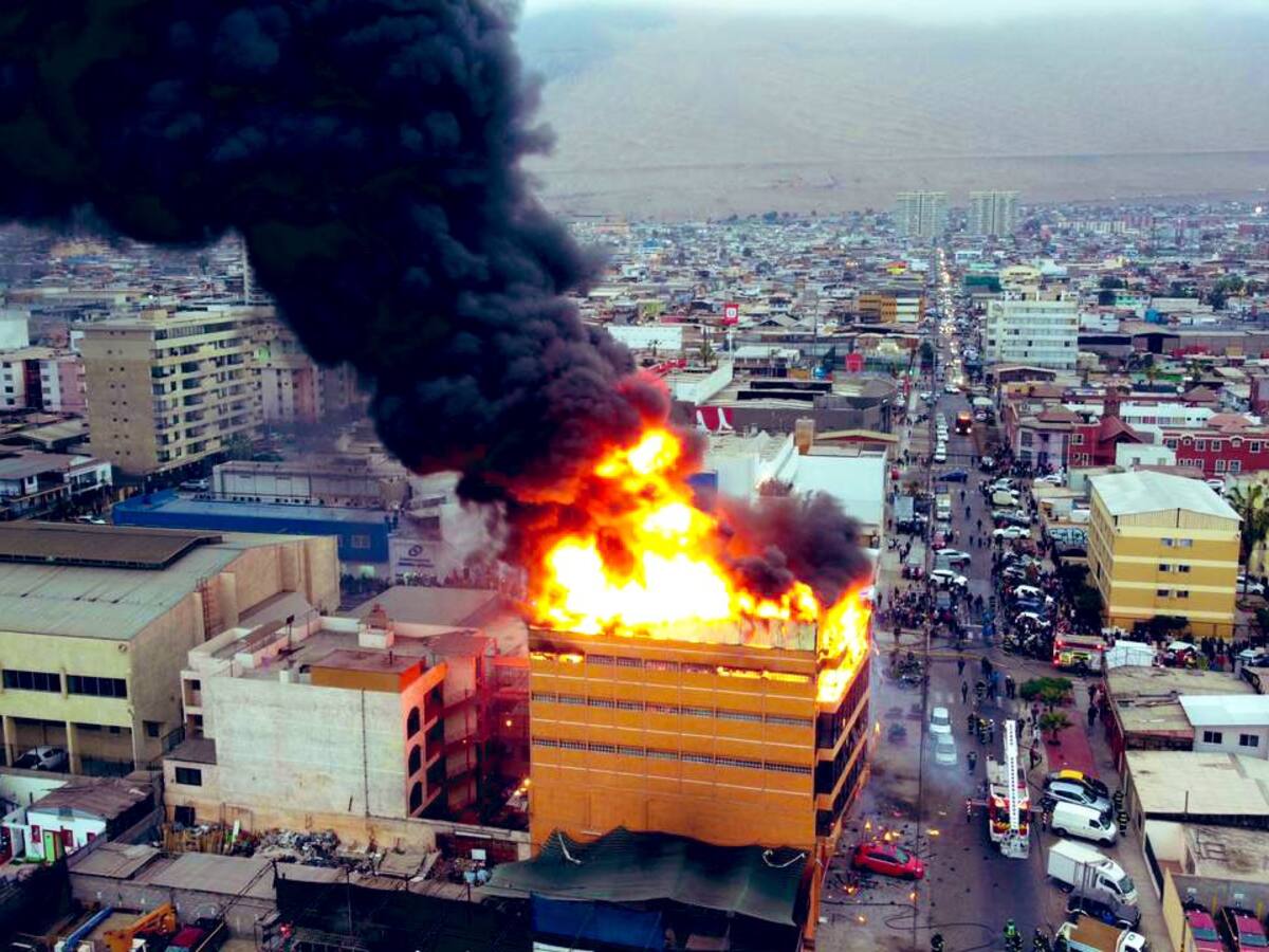 Incendio en Iquique afecta a la azotea de una fábrica de ropa industrial