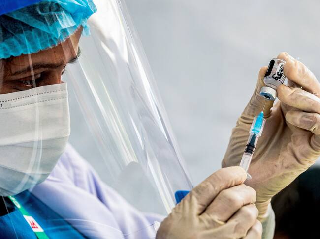 Enfermera prepara una dosis de la vacuna anticovid de Pfizer