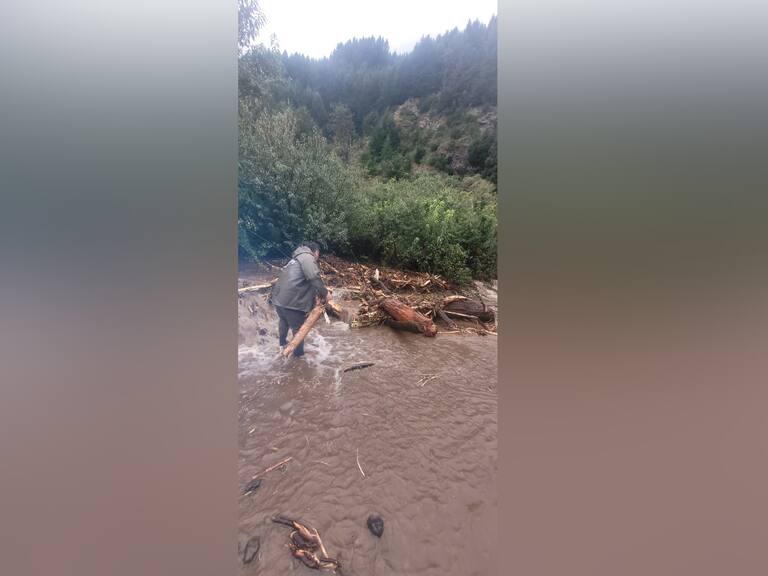 Las imágenes que deja el temporal en Pucón: lluvias han dejado cerca de 250 personas aisladas
