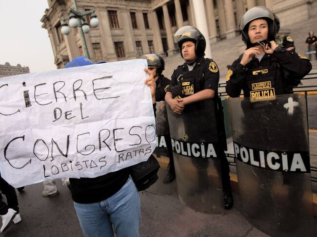 Protesta ante el Congreso de Perú luego de la destitución del presidente