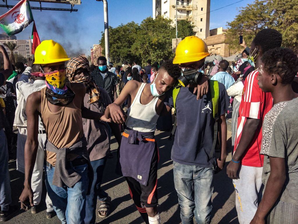 Manifestantes heridos por la represión con armamento real en Sudán
