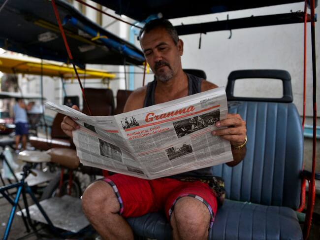 Un trabajador cubano lee el diario estatal Granma en la isla