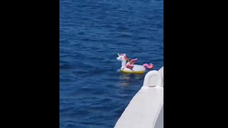 Niña en el mar en flotador Grecia