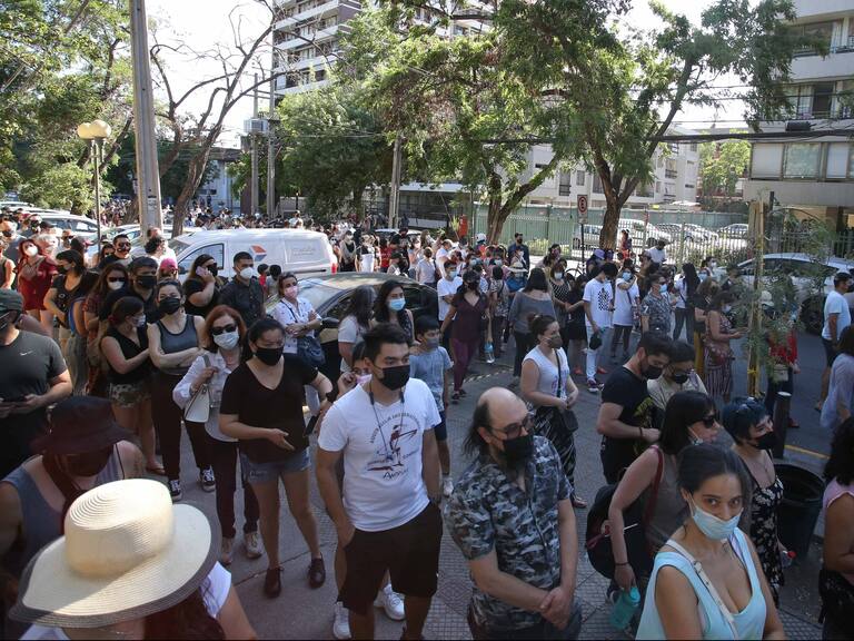 21 de NOVIEMBRE del 2021/SantiagoFilas en el exterior del Local de Votación Colegio Manuel de Salas de la comuna de Ñuñoa en las elecciones de Presidente, Diputados, Senadores y Cores 2021.
FOTO: JORGE DIAZ HONORATO/AGENCIA UNO