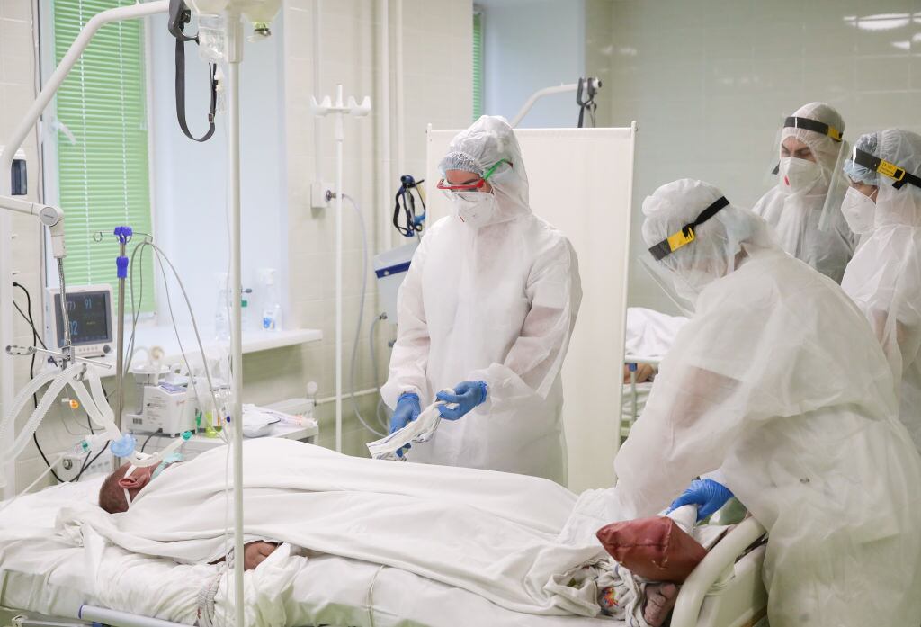 Médicos atienden a paciente grave con Covid-19 en hospital de Abakan