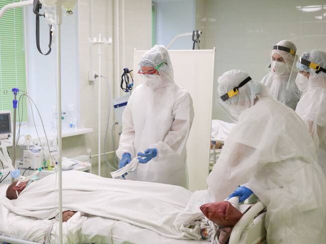 Médicos atienden a paciente grave con Covid-19 en hospital de Abakan