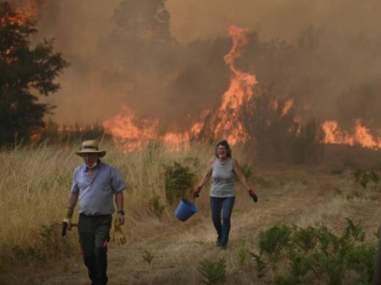España combate incendios forestales en plena ola de calor y mantiene alerta hasta el lunes