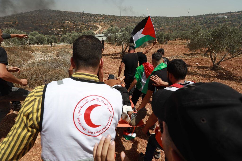 Manifestantes trasladan a un herido en Nablus