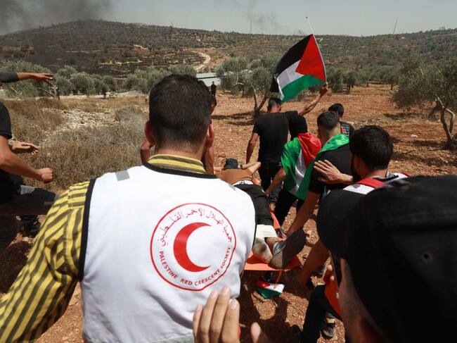 Manifestantes trasladan a un herido en Nablus