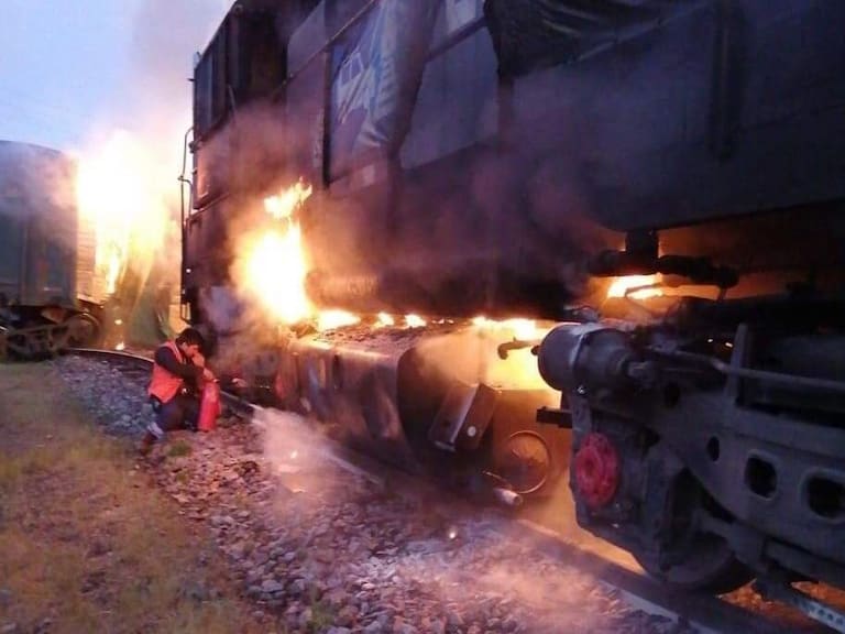 Nuevo ataque en La Araucanía: descarrilaron e incendiaron tren de carga en Victoria