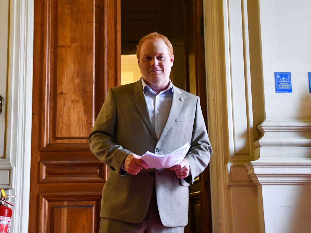 Senador Rojo Edwards renuncia al partido Republicano criticando liderazgos y la postura respecto al plebiscito