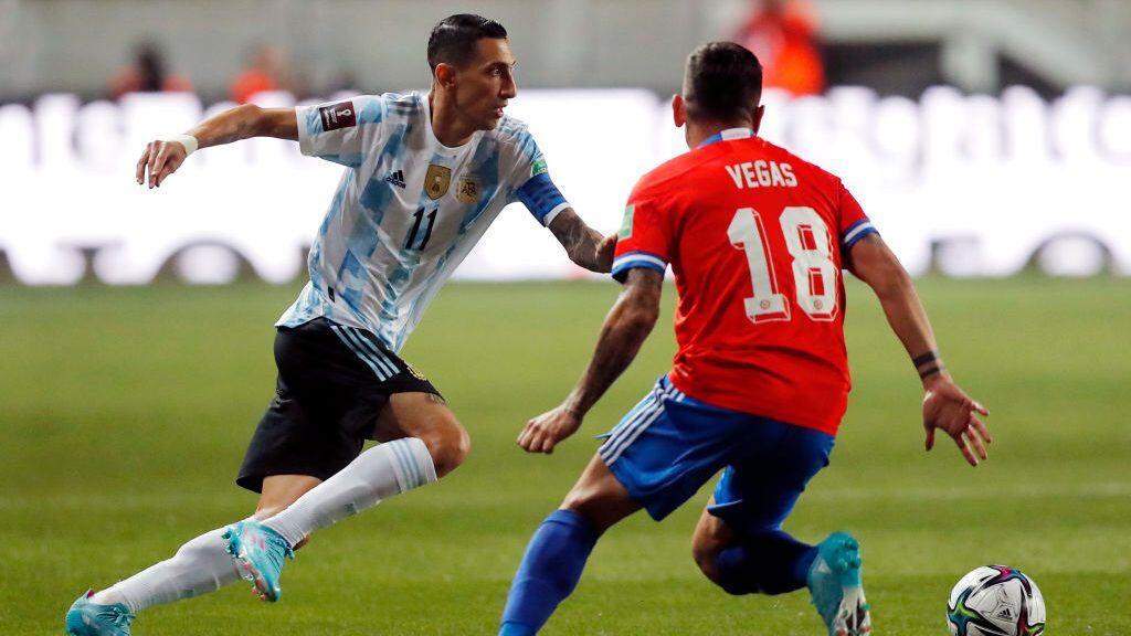 El particular banderín con el que se imparte justicia en el Chile-Argentina