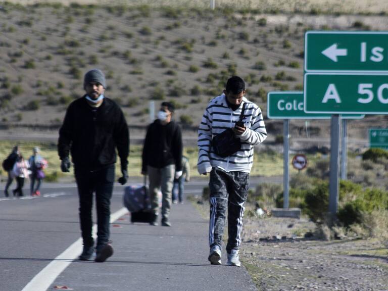 05 de Febrero de 2021 / IQUIQUE Gran cantidad de inmigrantes caminan cientos de kilómetros con dirección a Iquique, con el fin de buscar un mejor pasar o continuar viaje a otras ciudades del paños.
FOTO: DANIELTRONCOSO/AGENCIAUNO