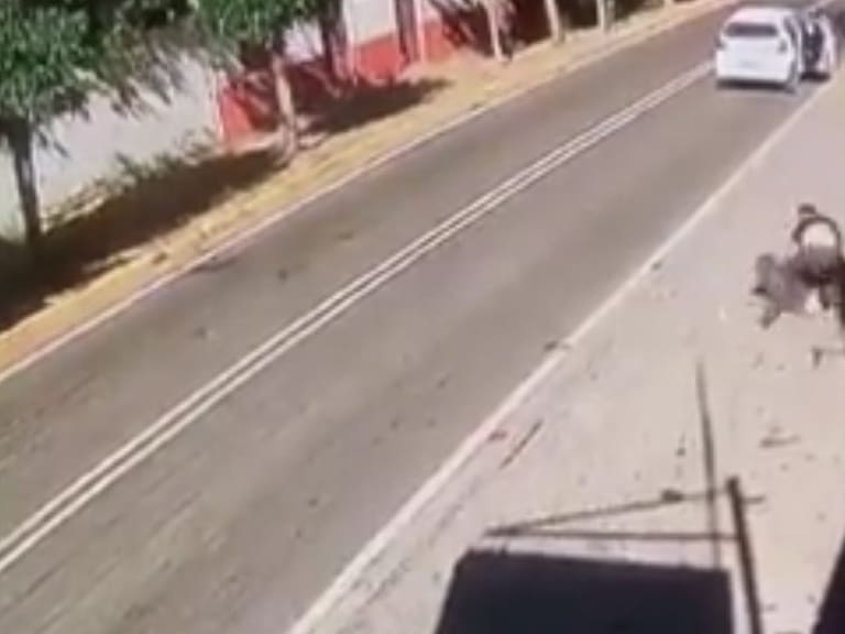 Dueño de negocio frustra robo a su tienda y le propina golpiza a los asaltantes