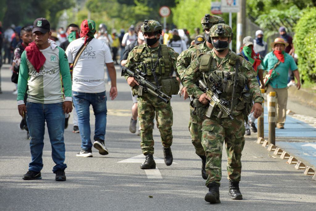 Militares armados transitan las calles de Cali