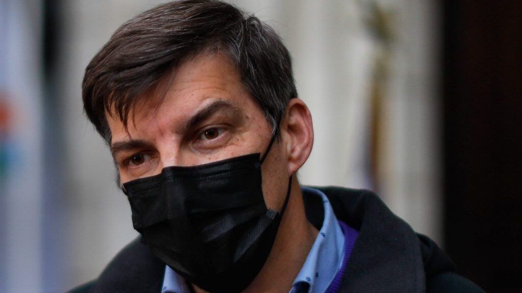 5 de Agosto de 2021 / SANTIAGOEl  constituyente,Daniel Stingo, emite unas palabras en los jardines del Ex Congreso, al termino de la comisión de presupuesto. 
FOTO: CRISTOBAL ESCOBAR / AGENCIAUNO