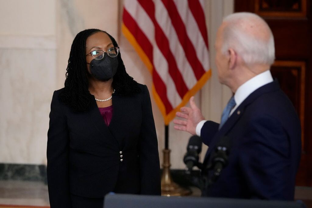 Joe Biden saludando a su candidata a la suprema Ketanji Brown Jackson