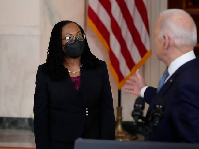 Joe Biden saludando a su candidata a la suprema Ketanji Brown Jackson