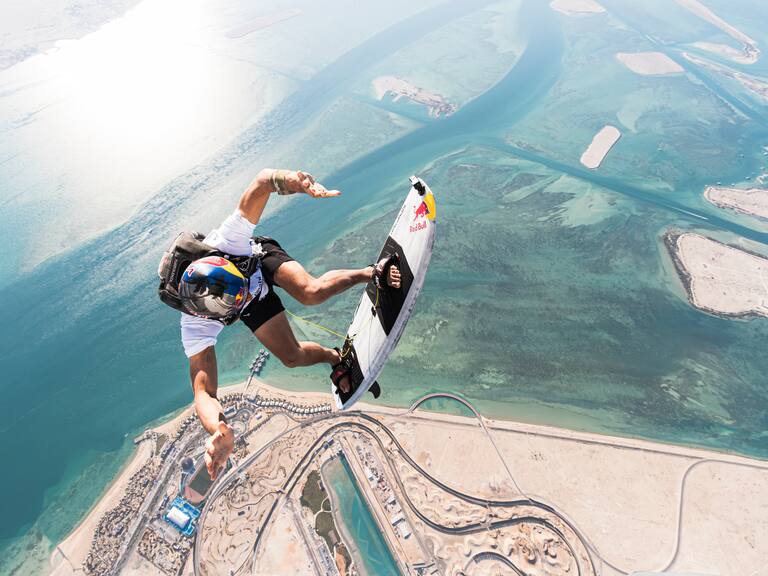 Chileno se luce en Abu Dhabi al saltar en paracaídas y aterrizar surfeando la ola artificial más grande del mundo